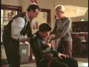 Angel (David Boreanaz, M.) wurde von einem Pfeil getroffen. Buffy (Sarah Michelle Gellar, r.) und Giles (Anthony Stewart Head, l.) leisten Erste Hilfe, aber noch wissen sie nicht, dass der Pfeil vergiftet ist ...