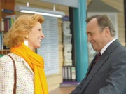 Prof. Simoni (Dieter Bellmann) ist froh über Ingrids (Jutta Kammann) Entscheidung. Nach ihrer Reha wird sie ihren Dienst als Oberschwester der Sachsenklinik weiterführen.