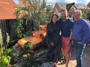 V. l.: Alice Robinson, Adam Robinson und Alan Titchmarsh; Die Verwendung des sendungsbezogenen Materials ist nur mit dem Hinweis und Verlinkung auf RTL+ gestattet.
