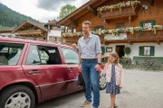 Nicht nur Susanne (Natalie O' Hara, l.) freut sich, dass Hans (Heiko Ruprecht, M.) wieder bei ihr wohnt, auch die kleine Sophia (Ylvi Unertl, r.) freut sich, dass ihr Papa jetzt immer da ist.