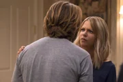 Immer wieder probiert Jimmy (Scott MacArthur, l.), Mickey (Kaitlin Olson, r.) für sich zugewinnen ...