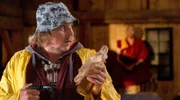 Vincent (Franz-Xaver Zeller) bemerkt die Anwesenheit Govindas (Joel Olano).