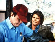 Jonathan (Michael Landon, r.) freundet sich mit Earl (John Lawlor, l.) an, einem Tankstellenbesitzer, bei dem er einen Auftrag zu erfüllen hat.