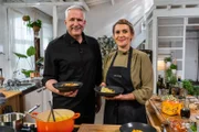 In der Sendung "Einfach & köstlich" gehört Resteverwertung zum festen Programm. Heute hat Alexander Herrmann mit seinem Gast Julia Komp einen gebackenen Spitzkohl mit Kürbiscurry zubereitet.