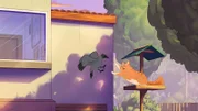 Kurz nachdem sich Krähe Kiki (l.) mit Katze Maunzi (r.) angelegt hat, fliegt sie mit zu viel Wucht gegen eine Fensterscheibe. Der harte Aufprall hat Folgen für den Vogel.