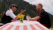 Schmidt Max (links) und Hüttenwirt Matthias Schmidlin unterhalten sich.