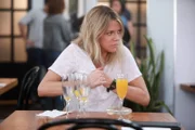 Eigentlich hält Mickey (Kaitlin Olson) nichts von Schönheitsoperationen. Doch nachdem sie einmal erfahren hat, welche Vorteile große Brüste mit sich bringen, will sie die geliehenen Implantate nur ungerne wieder hergeben ...
