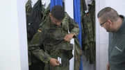 Leon bekommt Uniformen.