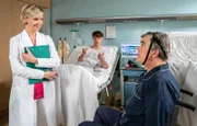 Dr. Kathrin Globisch (Andrea Kathrin Loewig) hat in einer Dating-App gewonnen. Der Hauptpreis ist ein Dinner mit einem Glücksbringer, doch es wurde abgesagt. Fabian Krohn (Oskar Belton, mi.) weiß, dass Udo von Wackerstein (Dirk Schoedon, re.) Schornsteinfeger und somit Glücksbringer ist. Und da Fabian ein schlechtes Gewissen hat, hilft er ein bisschen nach.