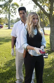 Die Ermittler Eric Delko (Adam Rodriguez) und Calleigh Duquesne (Emily Procter) müssen den Tod eines Piloten aufklären und versuchen den Absturz seiner Cessna zu rekonstruieren.