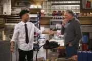 Noch ahnt Arthur (Judd Hirsch, r.) nicht, dass es vielleicht doch nicht die beste Idee war, Franco (Jermaine Fowler, l.) zu erlauben, an die Wand des Donut Ladens zu sprayen ...