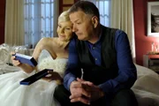 Kathrin Globisch (Andrea Kathrin Loewig) hat Roland Heilmann (Thomas Rühmann) gebeten, ihr Trauzeuge zu sein. Etwas unsicher aber aus tiefem Herzen, übernimmt Roland diese Aufgabe. Beim Aussuchen des Hochzeitskleides ist er leider keine große Hilfe, aber das hat Kathrin auch nicht erwartet. Doch als Roland ihr eine Brosche seiner verstorbenen Frau Pia für die Hochzeit leiht, schwelgen beide in schönen Erinnerungen.