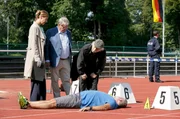 (v.l.n.r.) Dr. Rosalind Schmidt (Helene Grass), Edwin Bremer (Tilo Prückner) und Günter Hoffmann (Wolfgang Winkler) beugen sich über das Mordopfer Ralph Wernheim (Andreas Thürnagel)