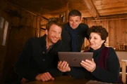 Über ihren Blog können Lisbeth (Monika Baumgartner, r.), Hans (Heiko Ruprecht, l.) und Martin (Hans Sigl, m.) Lillis Reise verfolgen.