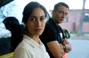 Nina (Sabrina Amali, l.) und Markus (Max Hemmersdorfer, r.) haben über ihr Date gesprochen. Köster (Johannes Kienast, nicht im Bild) kommt dazu und informiert sie, dass der Einbruch eine Spontanaktion war.