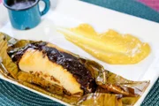 Oaxacan Tamales sind berühmt für ihre Bananenblätter und Mole negro.