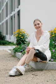 Anna Osicki (Content Creatorin auf Social Media) vor ihrer Wohnung in Nürnberg.