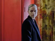 Nicola (Niamh Algar) hat sich Zugang zu der versiegelten Wohnung verschafft.