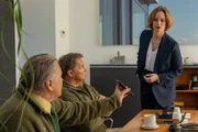 Hubert (Christian Tramitz, m.) und Girwidz (Michael Brandner, l.) befragen Judith Hinterholzer (Lara Joy Körner, r.) über ihren Mitarbeiter Sonnenbichler, der tot im Heizungsraum gefunden wurde.