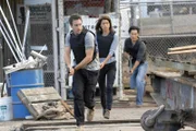 Steve (Alex O'Loughlin, l.), Kono (Grace Park, M.) und Chin (Daniel Dae Kim, r.)