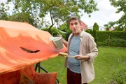 Ups! Fritz Fuchs' (Guido Hammesfahr) Experiment geht schief und Davids geliebte Hollywood-Schaukel ist ruiniert.