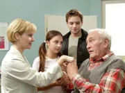 MDR Fernsehen IN ALLER FREUNDSCHAFT FOLGE 215, "Eine Herzensangelegenheit". Dr. Kathrin Globisch (Andrea Kathrin Loewig), Schwester Arzu (Arzu Bazman), Frank Stettler (Frédéric A. Komp) und Klaus Seitz (Günter Naumann) in der Ambulanz der Sachsenklinik.