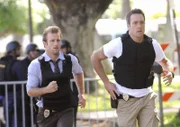 Es weihnachtet sehr - sogar auf Hawaii. Doch dem Team von Five-0 ist nicht nach Feiern zumute, denn Chin Ho ist entführt worden. Danny (Scott Caan, l.) und Steve (Alex O'Loughlin, r.) versuchen alles um ihn zu retten ...