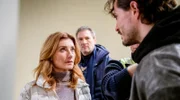 Für Alexandra ist es eine Genugtuung, als Tom vor ihren Augen abgeführt wird.