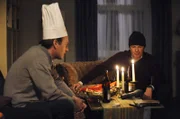 Bayerisches Fernsehen DAHOAM IS DAHOAM, FOLGE 641, "Am Weihnachtsbaume die Lichter brennen...", Bamberger und Knobloch feiern Anti-Weihnachten. Von links: Alfred Knobloch (Hans Kitzbichler) und Roland Bamberger (Horst Kummeth).