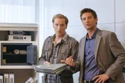 Der Sohn des Opfers, Bernhard Wollinger (Martin Rother, li.), zeigt Kommissar Sven Hansen (Igor Jeftic) den Inhalt des Safes.