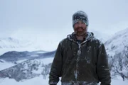 Kaleb Rowland jagt in den nahe gelegenen Bergen von McCarthy auf Schneehühner.