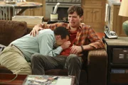Das Mitleid eines Freundes: Jon Cryer als Alan Harper, Ashton Kutcher als Walden Schmidt (Copyright SRF/Warner Bros.)