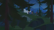Im dunklen Wald hören die Kinder seltsame Geräusche.
