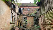 Vorne Lyzeum - hinten Museum - die Rückansicht von Gutshaus Sültenhof offenbart gewisse Mängel an der Bausubstanz.