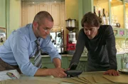 Schulz (Rainer Haustein, l.) erklärt Francesco (Dieter Landuris, r.) die Fangschaltung, die er in der Osteria installieren musste.