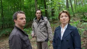 Markus Daud (Harry Blank, M.) hat seine Verlobte bereits gesucht. Umso entsetzter ist er, als er erfährt, dass sie erschossen wurde. Als die Ermittler Sven Herzog (Michael Härle, l.) und Katrin Börensen (Claudia Schmutzler, r.) ihn fragen, wer als Täter in Frage kommt, muss er nicht lange überlegen: Beas Exmann war wütend, dass seine Frau bei der Scheidung das Haus behalten durfte, für das er die Zinsen zahlt.