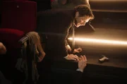 Im Chaos nach dem Schuss versucht Sebastian Bootz (Felix Klare), die Waffe des erschossenen Personenschützers an sich zu bringen.