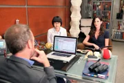 Trotz dem Verbot von House (Hugh Laurie, l.) führt Adams (Odette Annable, r.) den riskanten Test, den Park (Charlyne Yi, M.) vorgeschlagen hat, durch ...