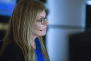Ein Flugzeugabsturz nimmt auch Abby (Connie Britton) emotional stark mit, denn kurz vor dem Absturz erreicht sie ein verstörender Anruf aus dem Flugzeug ...