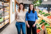 v.li.: Lisa Gadenstätter mit der Besitzerin des Lebensmittelgeschäfts, Theresa Imre. In ihrem Supermarkt fand das Experiment zu den Marketingstrategien mit der Eye Tracking Brille statt.