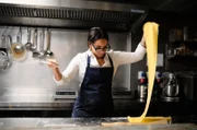 Alina Meissner-Bebrout zaubert aus Nudeln, Zwiebeln und Käse ein außergewöhnliches Gericht. Jahrelang arbeitete die Sterneköchin allein in der Küche des Ulmer Restaurants bi:braud. Heute leitet sie zwei Restaurants und eine Eventlocation.