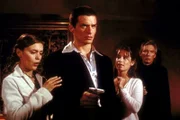Der teuflische Barbas (Billy Drago, r.) und sein Handlanger Bane (Antonio Sabàto jr., 2.v.l.) haben die Rechnung ohne Phoebe (Alyssa Milano, l.) und Piper (Holly Marie Combs, 2.v.r.) gemacht.