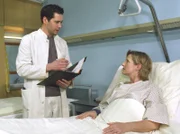 Dr. Brentano (Thomas Koch) und Klara Wohlfahrt (Heike Jonca). Die Patientin Klara Wohlfahrt hat Vertrauen zu dem jungen Arzt, denn er erinnert sie an ihren Sohn, der ebenfalls Arzt ist.