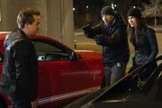 Bei den Ermittlungen in einem neuen Mordfall stoßen Billy (Laz Alonso, M.) und Meredith (Janina Gavankar, r.) auf Frankie Muniz (Frankie Muniz, l.). Doch was hat er damit zu tun?