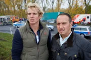 FĂĽr Paul (Daniel Roesner, l.) und Semir (Erdogan Atalay) beginnt ein nervenaufreibender Kampf, als eine Gruppe von Schwerverbrechern nach einem Crash auf der Autobahn aus dem Gefangenentransporter flĂĽchten kann.