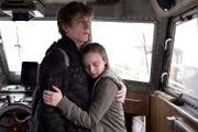 Jäckie (Oskar Bökelmann;li) hält zu Simone (Lena Urzendowsky;re).