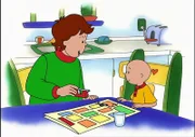 Aber Papi (l.) hilft Caillou (r.), das herausgerissene Stück wieder anzukleben.
