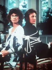 Geteiltes Leid ist halbes Leid: Amanda (Kate Jackson, l.) und Lee (Bruce Boxleitner, r.) sind in die Hände ihrer Gegenspieler geraten.