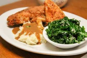 Südstaaten-Hähnchen bei „King Daddy’s Chicken & Waffles“ in Asheville, spezialisiert auf Hähnchen nach Appalachen-Art.