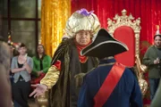 Pierce (Chevy Chase, M.) bringt mal wieder alles durcheinander und damit alle in große Gefahr ...